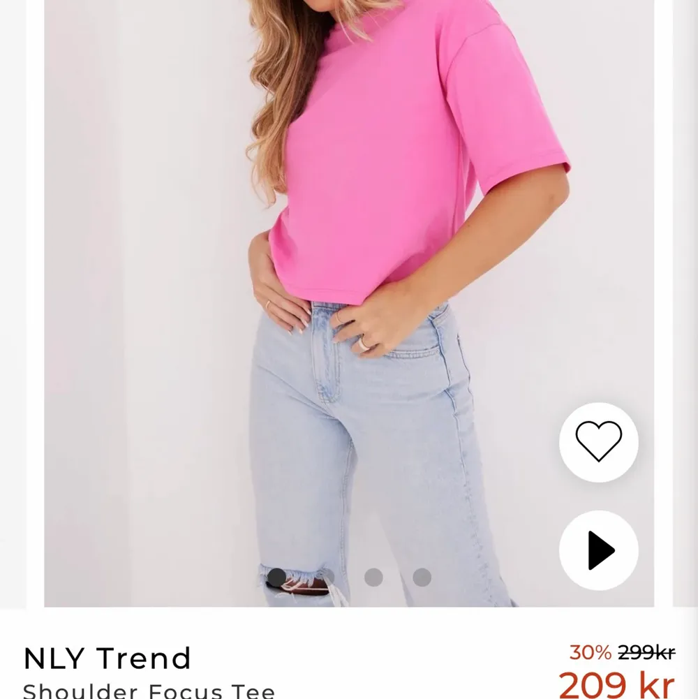 Neonrosa, croppad tröja, säljer för att jag aldrig använder den använt den 1 gång. Köpt för 209 köparen står för frakten, skriv om ni vill ha mera bilder,(tryck inte på köp knappen). T-shirts.