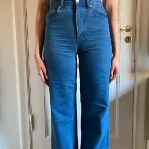Ett par KLARBLÅ jeans i Zaras widefit full length modell. Jättefina och hellånga på mig som är 177cm. 