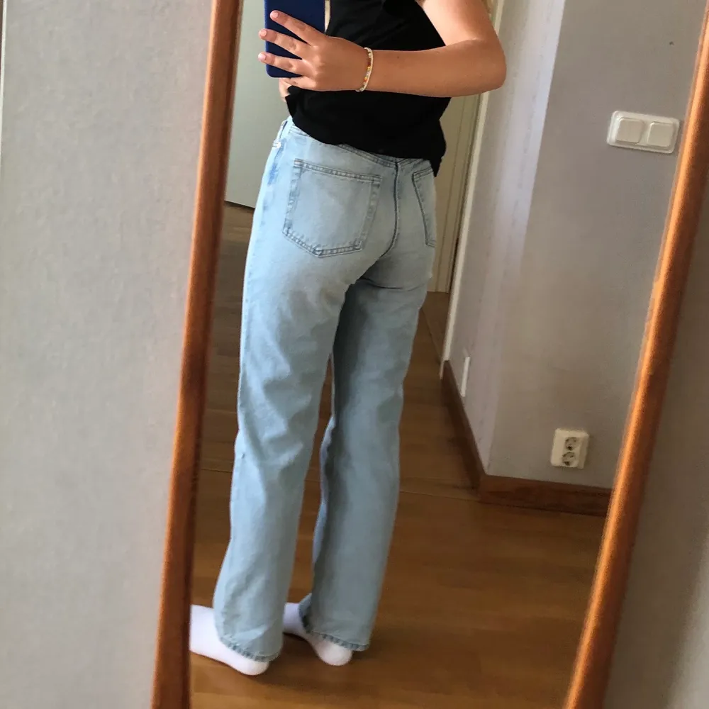 Säljer mina ljusblå weekday jeans för att jag inte använder dom längre💞 nypriset när jag köpte dom har 500kr💞 ( leveransen blir inte det priset som står, gör eget paket). Jeans & Byxor.