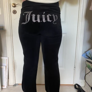 Juicy velour pants - Säljer ett par svarta juicy couture velour byxor. Jättesnygga men används inte längre. Köpta för 1099kr från Nelly.com. Byxorna är fortfarande i bra skick trots relativt mycket användning. Byxorna är köpta i storlek Small men passar även Medium. 