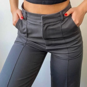 Kostymbyxor madlady XS L30 - Så fina kostymbyxor som tyvärr aldrig kommit till användning :( Storlek XS längd 30, passar säkert S också!❤️ Nypris 549, säljer för 270! (Lånade bilder)