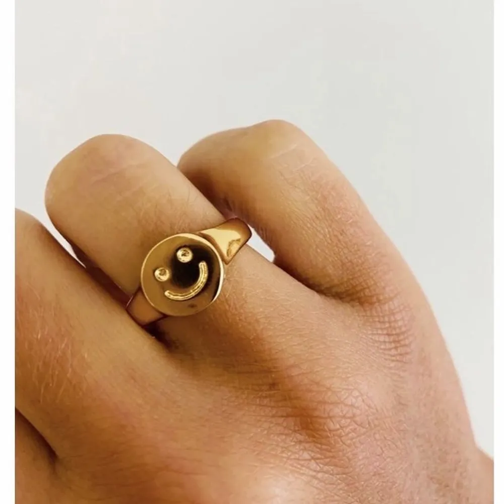 ☻ Smiley ring ☻ (Ej äkta guld) Frakt: 16kr. Accessoarer.