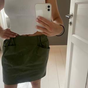 En kjol från zara med fickor där fram i storlek xs (köparen står för frakten) 