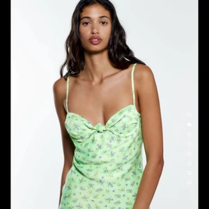 Zara klänning - Säljer denna ursnygga klänningen då den inte passade mig och har glömt av att skicka tillbaka den! Den är i storlek S och helt slutsåld på zara! Nypris 359kr men säljer för 159kr+frakt (om många är intresserade blir det budgivning)