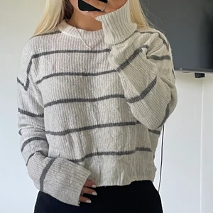 Stickad tröja  - Randig stickad tröja från h&m, köparen står för frakten på 66kr🤍
