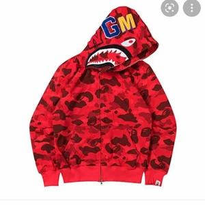 Röd bape hoodie  - Röd bape hoodie i bra skick, Kontakta för pris och fler bilder❤️