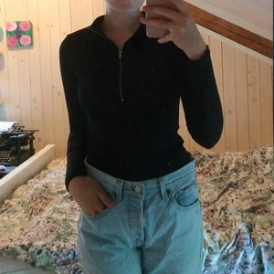 Monica Geuze X NA-KD Top - Fin långärmad top från NA-KDs collection med Monica Geuze. Säljer då den är lite för liten. Given storlek är small men skulle nog passa xs bättre. Kan frakta eller mötas i Göteborg.