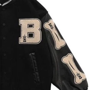 Bones jacka - Säljer denna jackan med ben som jag köpte på amazon för 500 kr ett år sedan. Stl M, i fint skick, skriv privat för mer info, bilder mm