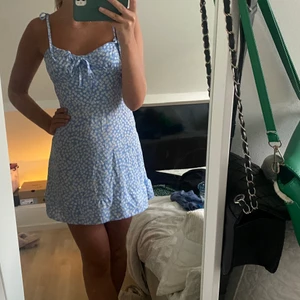 Klänning  - Jättesöt klänning som tyvärr blivit för liten för mig…banden vid axlarna går att justera så man kan själv bestämma hur urringad man vill ha den🤍🤍