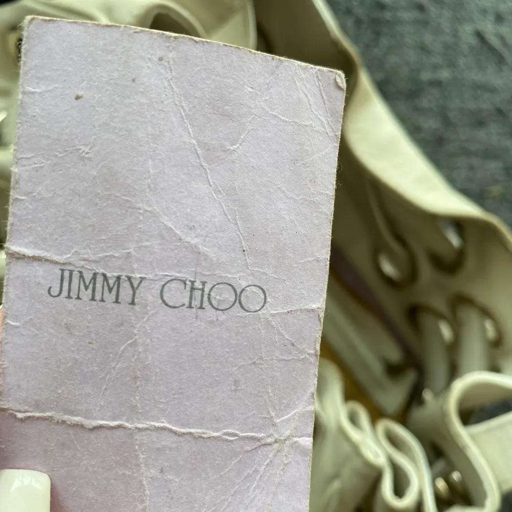 Säljer en begagnad original Jimmy Choo väska . Ny pris 15.000 Säljes för 1500kr Den är väl använd . Accessoarer.