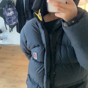 Fjällräven Jacka - Säljer en fjällräven jacka i modellen expidation down jacket. Den har två små defekter på armen som knappt syns, där var priset! Väldigt sparsamt använd. storlek XS och den sitter smått overzised på mig. 