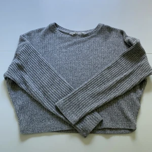 Tröja  - Jag säljer min tröja som jag tyvärr vuxit ur, den är i storlek 8-10 år. Kostar 40kr + frakt