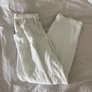 Vita Linnebyxor - Säljer vita linnebyxor från shein då jag tröttnat på dem! Superbra skick och passar till allt 🤍 skriv privat för mer info och bilder :) jag är ca 155 cm lång som referens 