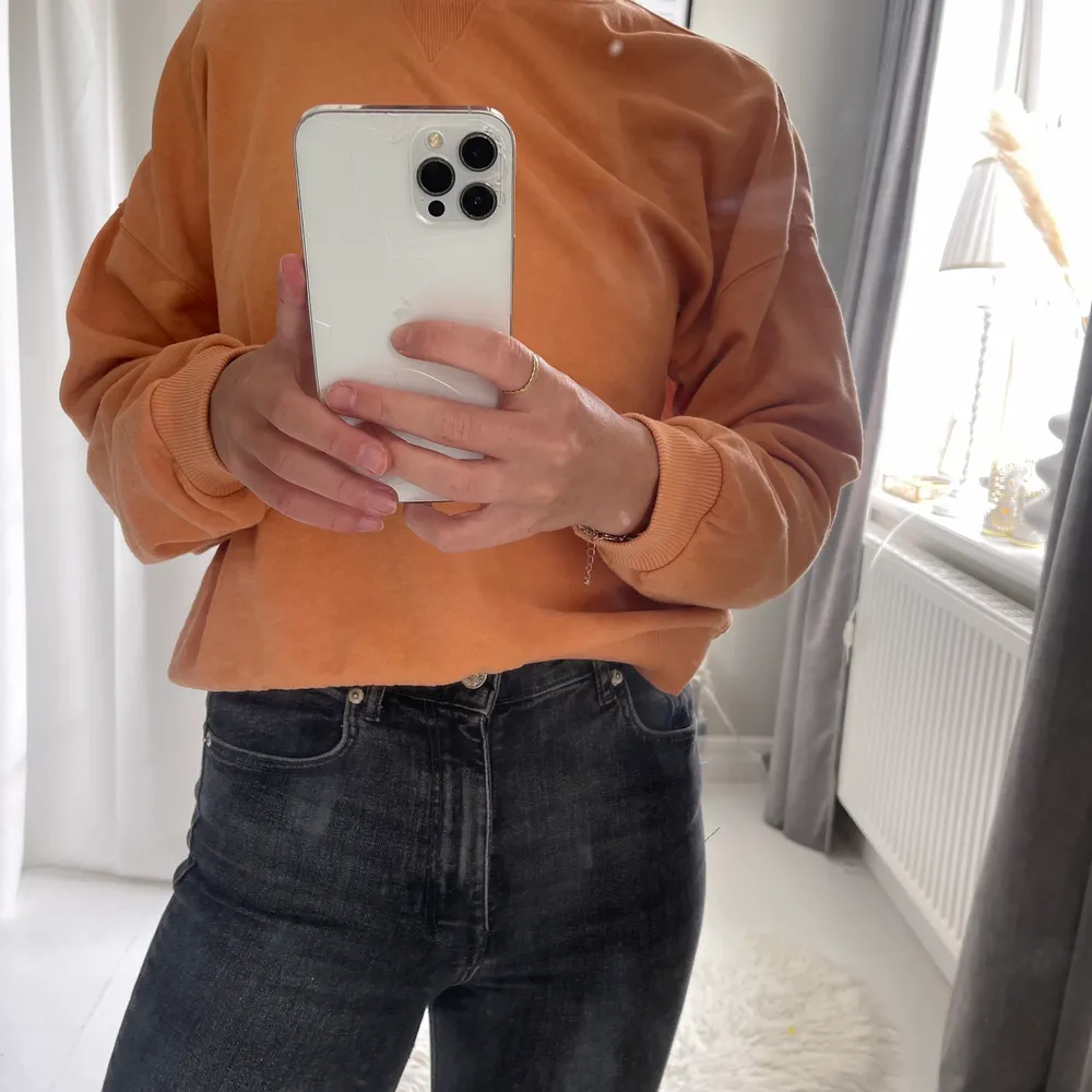 Säljer denna sweatshirten men den perfekta orange färgen 👏. Tröjor & Koftor.