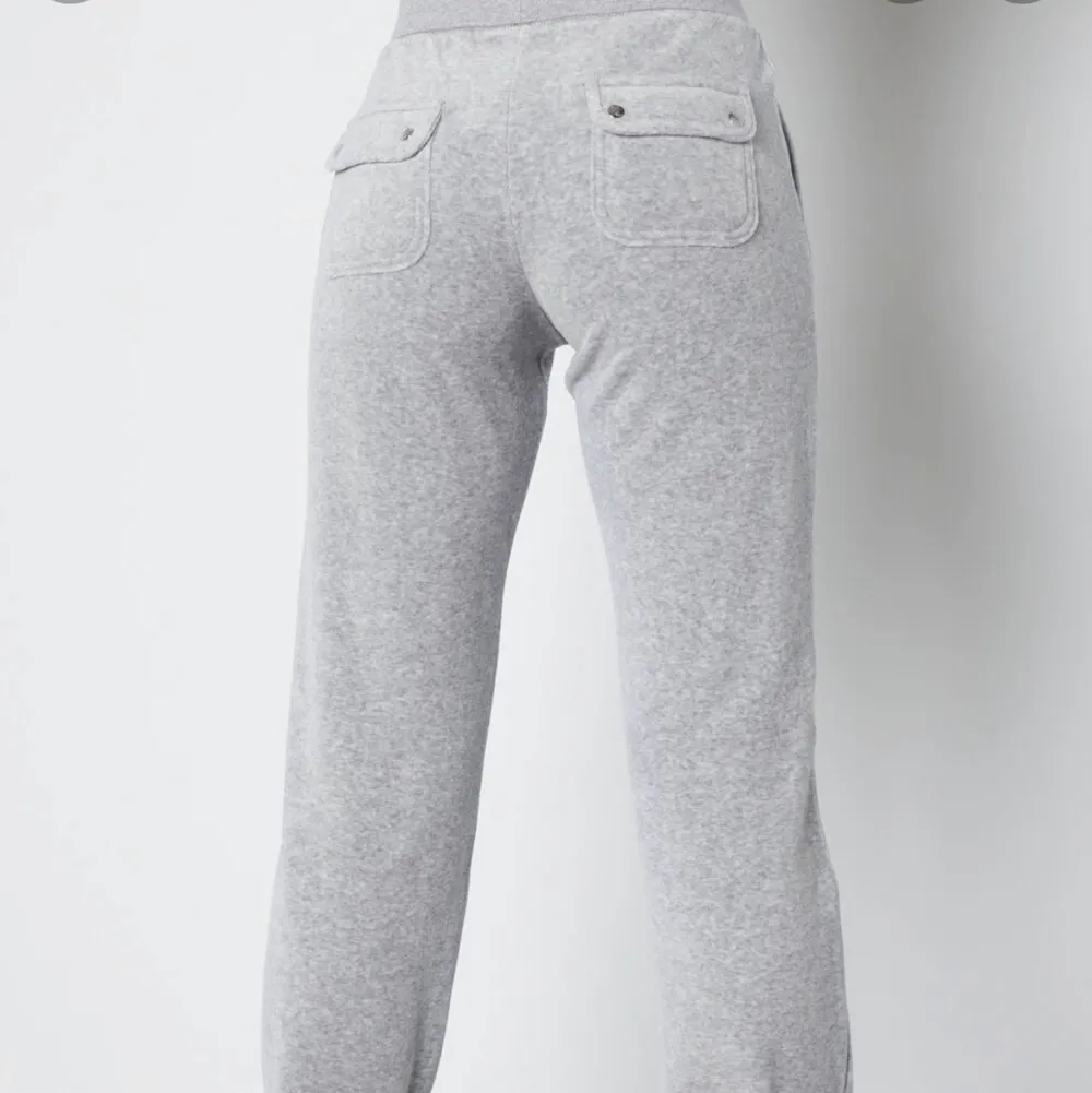 Söker dessa juicy couture byxor grå eller svart i storlek XS. För runt 500kr hör av er och ni har ett par!💕. Jeans & Byxor.