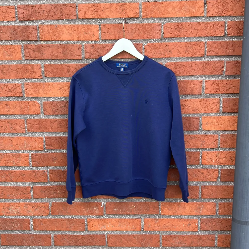 Använd mörkt blå sweatshirt från Ralph Lauren i bra skick. Stilren, tidlös. Nypris ca. 750kr. Tröjor & Koftor.