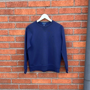 Polo Ralph Lauren sweatshirt  - Använd mörkt blå sweatshirt från Ralph Lauren i bra skick. Stilren, tidlös. Nypris ca. 750kr