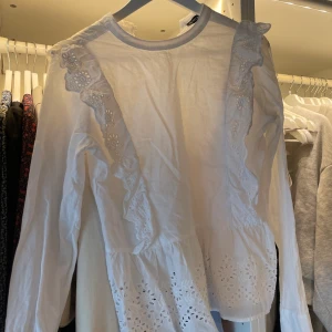 Vit volangtröja storlek XS - Vit volangtröja storlek XS, säljer för 50 kr + frakt 