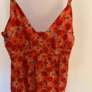 klänning - säljer denna jätte fina klänningen från bikbok då den är lite för stor, storlek xs men stor i storleken, passar bra som en s. använd 1 gång. Nypris är 299 men säljer för 200kr, pris kan diskuteras 💘