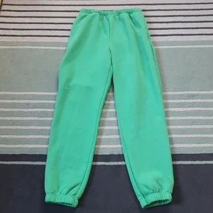 Gröna mjukisar - Jag säljer de här byxorna som jag använt bara en gång, köpte de på gina tricot, storlek m, kostade 200 och är väldigt sköna att ha på sig.