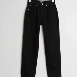 gina tricot jeans  - säljer mina slutsålda populära Gina Tricot jeans i stl 32-34, skriv för egna bilder💗 köpa för 600kr men säljer för 250kr👍🏼 jätte bra skick 