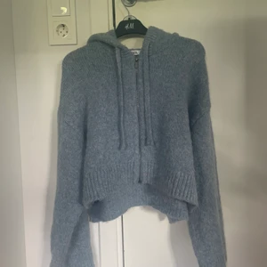 Fin Zara tröja!❤️ - Jättefin Zara tröja!  Perfekt nu till höst/vinter. Tyvärr kommer tröjan inte till användning, använd bara 1 gång, som helt ny ❤️ Köp dirket 299, börja buda från 199 ❤️
