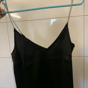 Svart topp stl XS - Jätte fin svart topp med fina band, använd 1 gång storlek XS