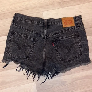 Levis shorts - Snygga Levis shorts tyvärr för små, använd fåtal gånger Hittar inte vart storleken står men tror att det är 27