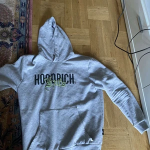 XL - Väldigt skön tröja storlek XL men passar L man kan inte få tag på den här tröjan längre lite använd inte så mycket men den är i bra skick💯