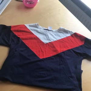 T-shirt  - Från lindex, jätte fint skick 