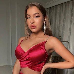 Festtoppar - Säljer nu dessa två festtoppar i satin. VÄLDIGT snygga! Båda är i storlek xs. Perfekt festtopp. Säljer både den i röd och den i svart! 250 kr för båda topparna.