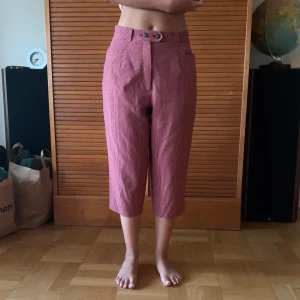 Rutiga byxor - Rutiga halvlånga byxor med fickor. Säljer då de är för små för mig (fick fin hjälp av min syster för bilder).