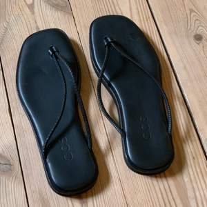 Flipflop-sandaler i äkta läder från COS, stl 38. Använd en gång. Som nya! 