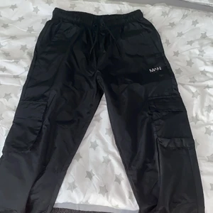 BoohooMAN Cargo pants - BoohooMAN Cargo Pants (Svarta)  Storlek M Nyskick/oanvända då dem inte passade mig!  Pris kan diskuteras! 
