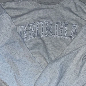 Croppad sweatshirt - Croppad sweatshirt från H&M, super bra skick och jag har knappt använt denna 💕