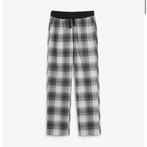 Pyjamasbyxor  - Säljer mina helt nya pyjamasbyxor. Dom är aldrig använda! Första bilden är liknade. Storlek S. Nypris 300kr