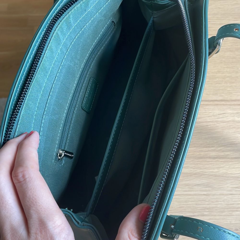 Elegant, fine colour purse 👜 new condition, used 2-3 times💚. Väskor.