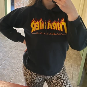 Thrasher hoodir - Snygg thrasher hoodie i bra skick några små defekter på snörena , super skön å snygg men används inte längre