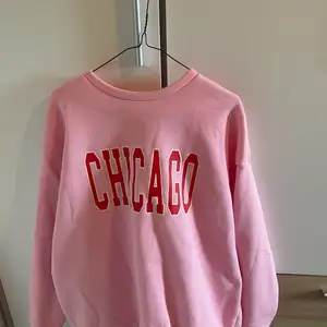 Snygg oversize rosa sweatshirt med röd text i storlek S men skulle också säga att den går över till M💗🤩