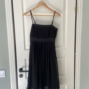 Klänning - Hade denna på en begravninge en gång. Gillar den inte längre