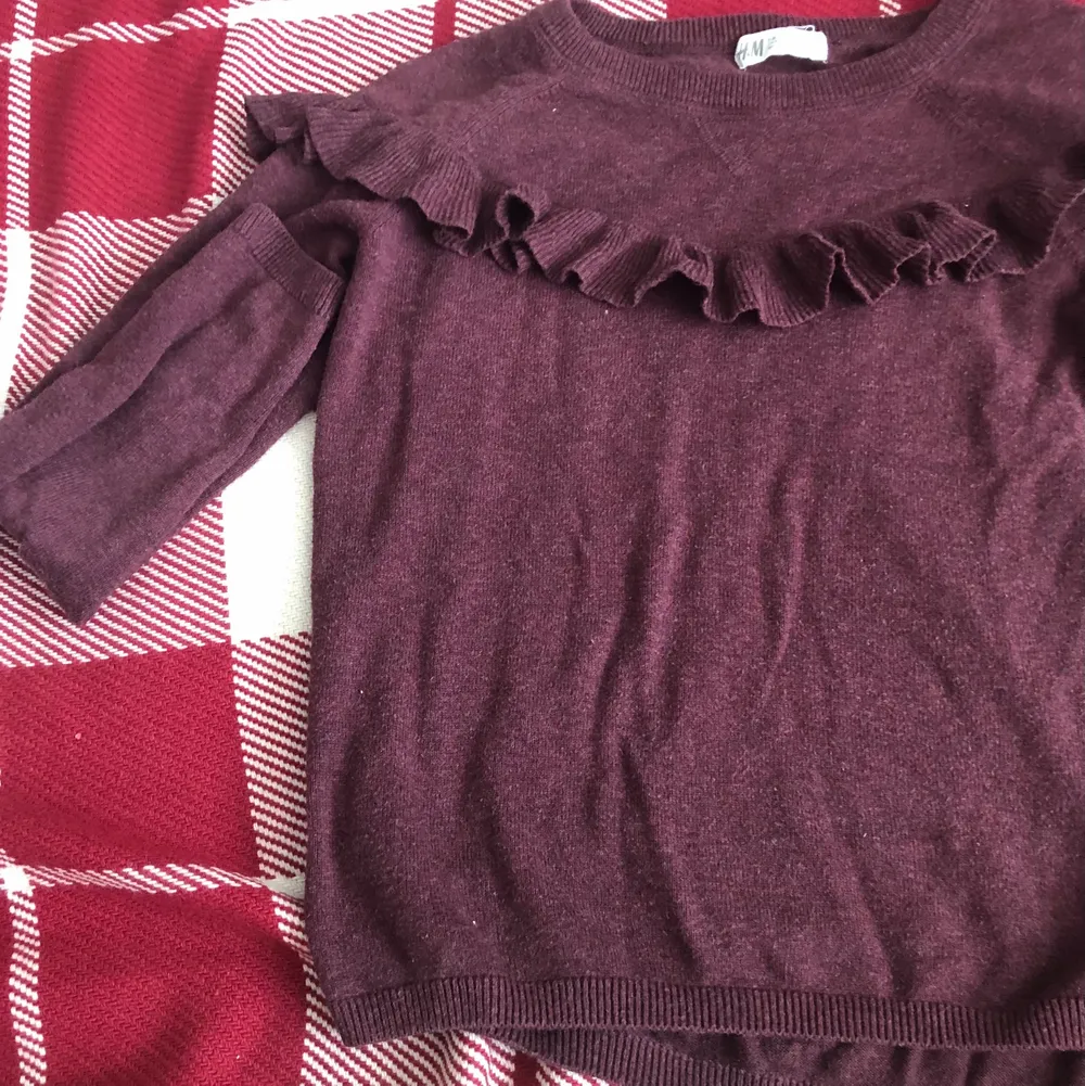 Detta är en sweater från H&M och säljs pga att den inte passar längre. Den har inte används många gånger, den är som ny!. Tröjor & Koftor.