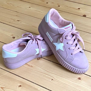 Fashi Ter Sneakers - Rosa Fashi Ter Sneakers. Finns små tecken på att de har använts lite, men nästan oanvända. De är i storlek 38 men jag skulle säga att de är mer som en 37a. Jag har vanligtvis 36/37 på skor och de här passar mig nästan perfekt. 