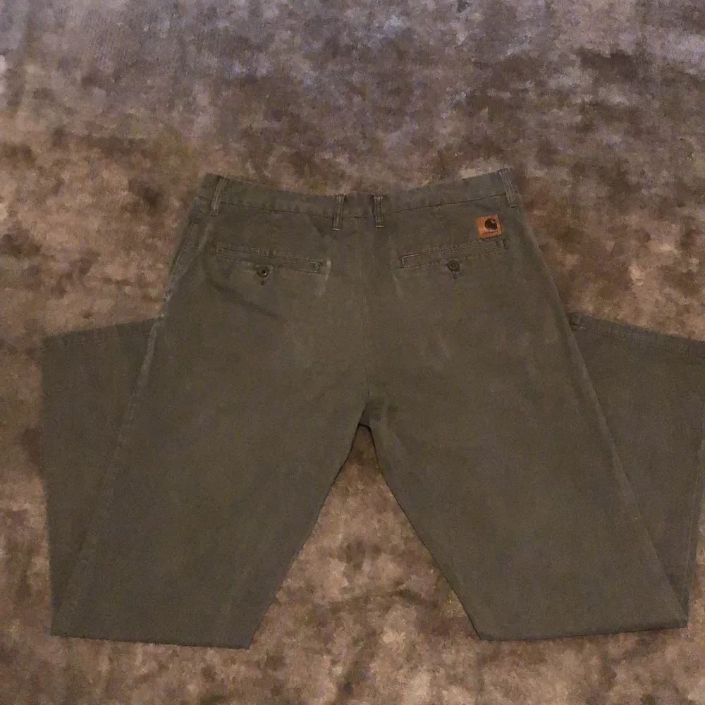 Gröna Carharrt byxor. Knapt använda och utan defekter☺️ säljer pga att de är för stora. Frakt 49kr men kan mötas upp i Göteborg😁. Jeans & Byxor.