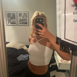 Vit topp - Säljer denna vita topp från zara. Används knappt därav säljs den. 