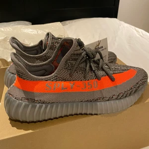 Adidas yeezy  - Adidas yeezy boost 350 V2- beluga reflecitve, i storlek us9. Väldigt fint skick, använda fåtal gånger. Priset är ej hugget i sten. Hör av er vid mer information, Med vänlig hälsning, :)