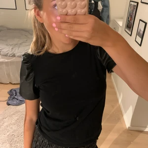 Zara topp - Cool topp från zara med läderarmar, köpt på barnavdelningen men passar xs/s