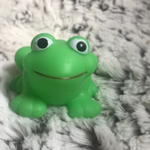 Plast groda - En super gullig groda! Jag älskar den men vet inte vad jag ska göra med den
