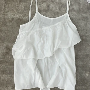 Vit Volang topp - En vit volang topp. Aldrig använd. Superfin till sommar/vår