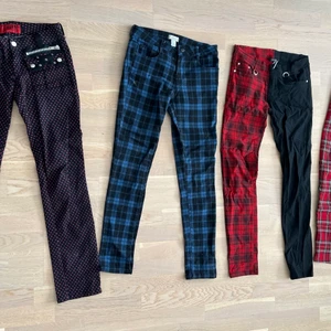 4 par byxor ink 1 Tripp och 1 banned - 4 par byxor säljes. Storlek motsvarande S i alla. Ett par är Tripp ett Banned (saknar en knapp!) Kort auktion med budstart 100kr för alla 4 par. Fraktar (2kg) men kan hämtas i Malmö. 