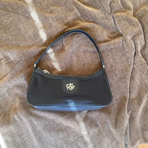 DKNY väska  - Superfin väska med silverdetaljer i fint skick då den används fåtal gånger. Skriv privat för fler bilder eller frågor❤️